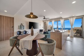 Una sala moderna con comedor, un ventanal con vistas y un ventilador de techo.