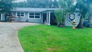 Exterior - Spacious 4-bedroom house in fantastic Boynton Beach with pool (Boynton Beach)