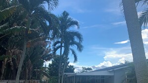 Pool - Spacious 4-bedroom house in fantastic Boynton Beach with pool (Boynton Beach)