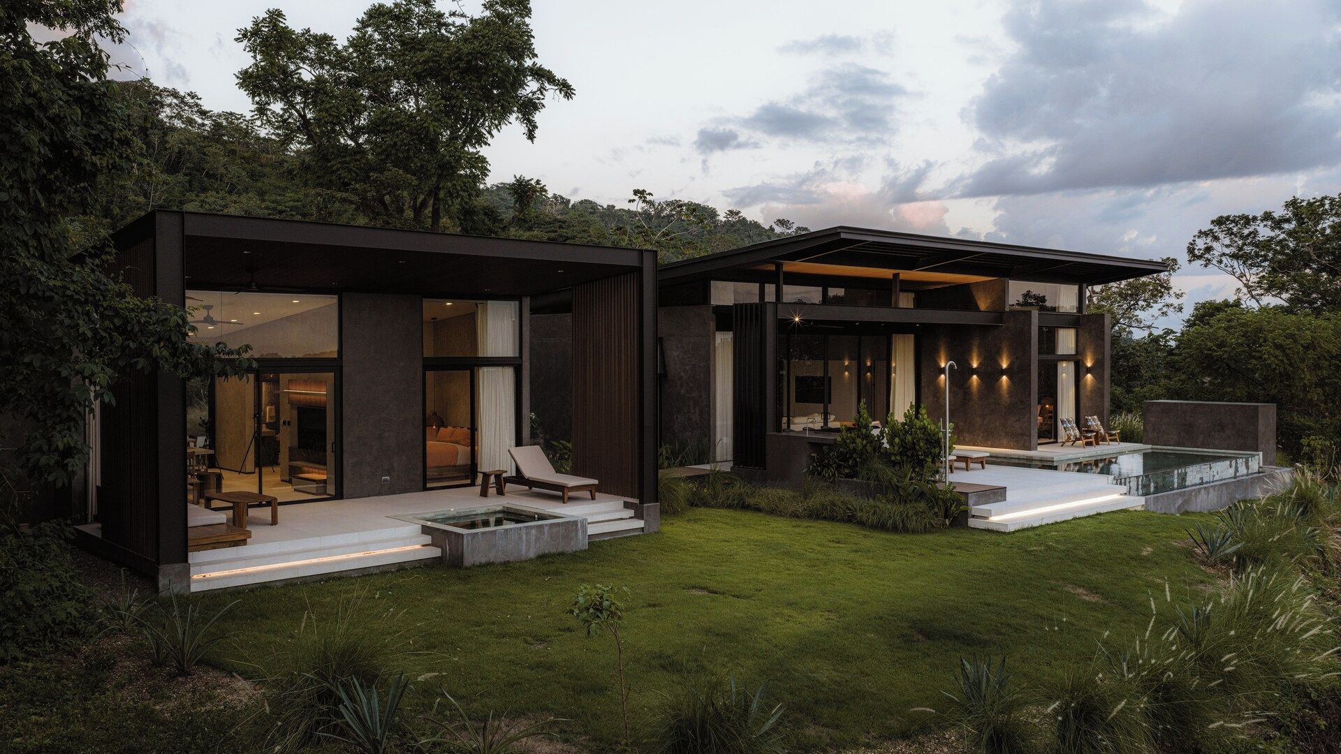 Une maison moderne dotée d’un vaste espace extérieur, comprenant une piscine et un coin salon.