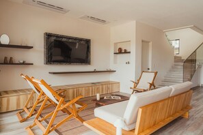 Living area - Lakefront Home · Private Pool (Puntarenas)