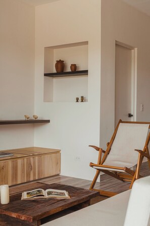 Interior - Lakefront Home · Private Pool (Puntarenas)