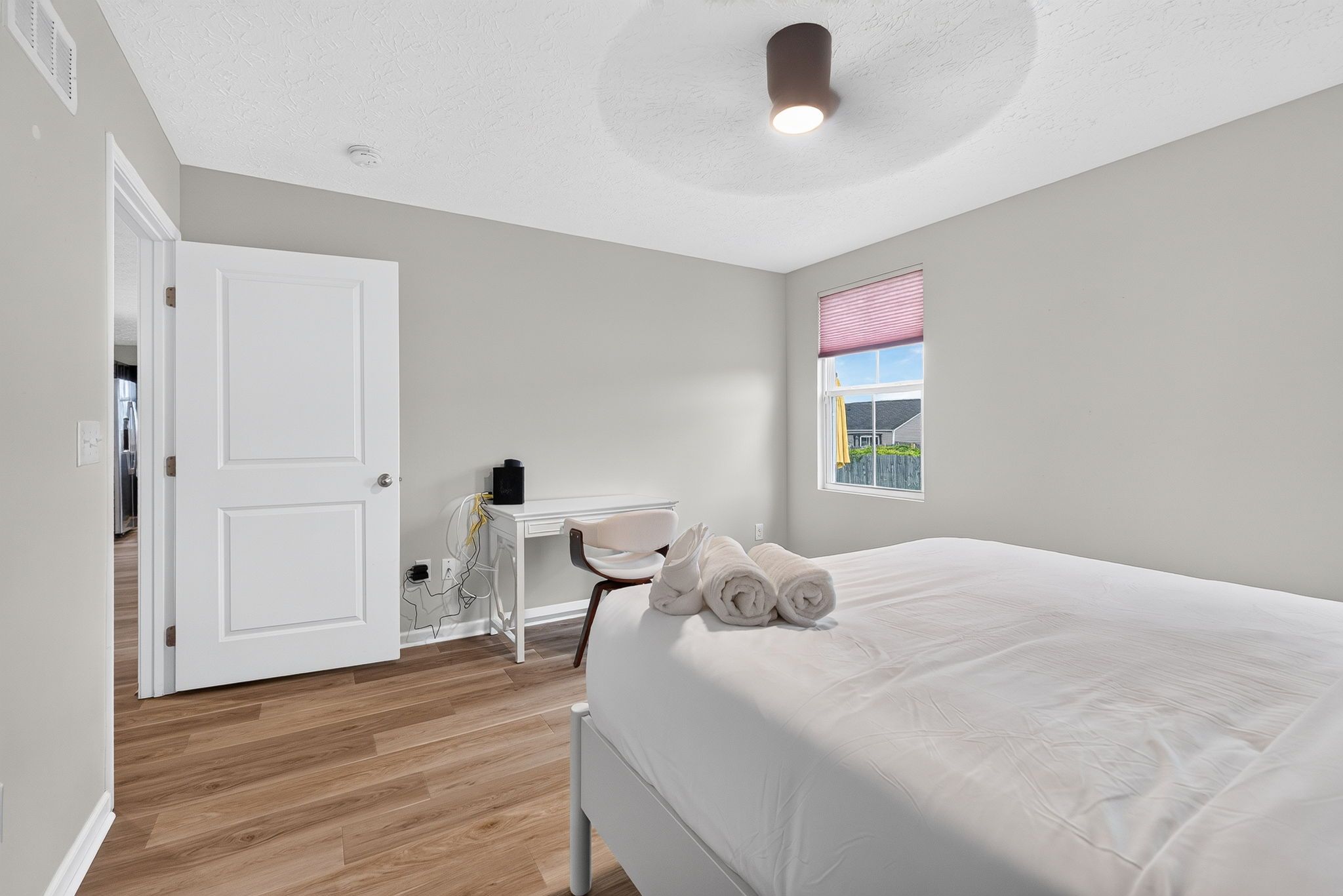 Une chambre à coucher avec un lit, un bureau et une fenêtre.