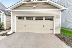 A garage with a double door, a small window, and a mailbox. - Beautiful 3-bedroom house pleasant Grove City (Grove City)