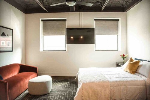The Lofts Suite #25 Hill Street - Queen Bedroom