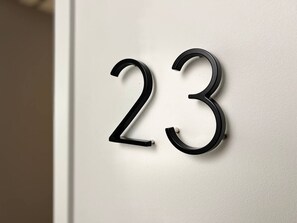 Et nummer 23 monteret på væggen.