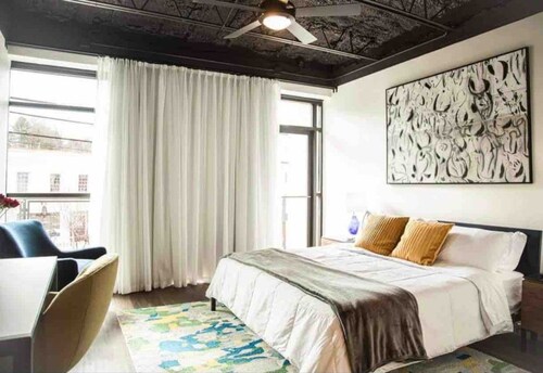 The Lofts Suite #21 `The Judge` King Bed & Balcony