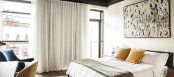 The Lofts Suite #21 `The Judge` King Bed & Balcony