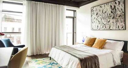 The Lofts Suite #21 `The Judge` King Bed & Balcony