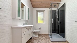 A bathroom with a shower, toilet, and vanity. - Cozy home in Kolind with private swimming pool, can be inside or outside (Kolind)