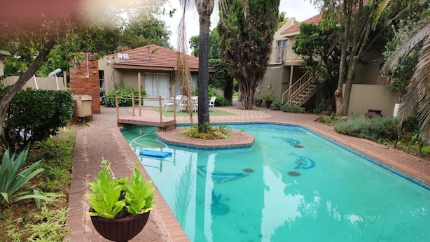 Pool - The Resting Place Guesthouse (Bloemfontein)
