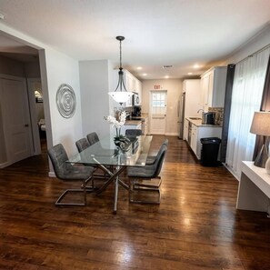 Dining - Heated Pool 4BR | Playground + BBQ | Hollywood (Hollywood)