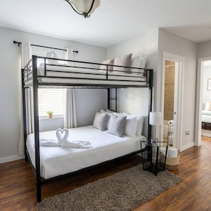 Room - Heated Pool 4BR | Playground + BBQ | Hollywood (Hollywood)