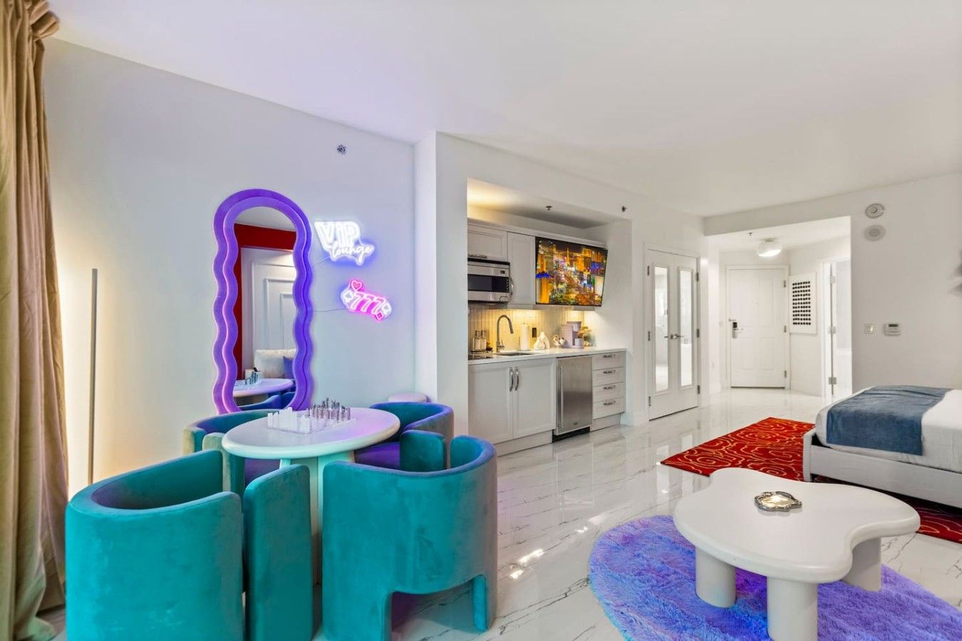 Uma sala de estar moderna com área de jantar, cozinha e quarto.