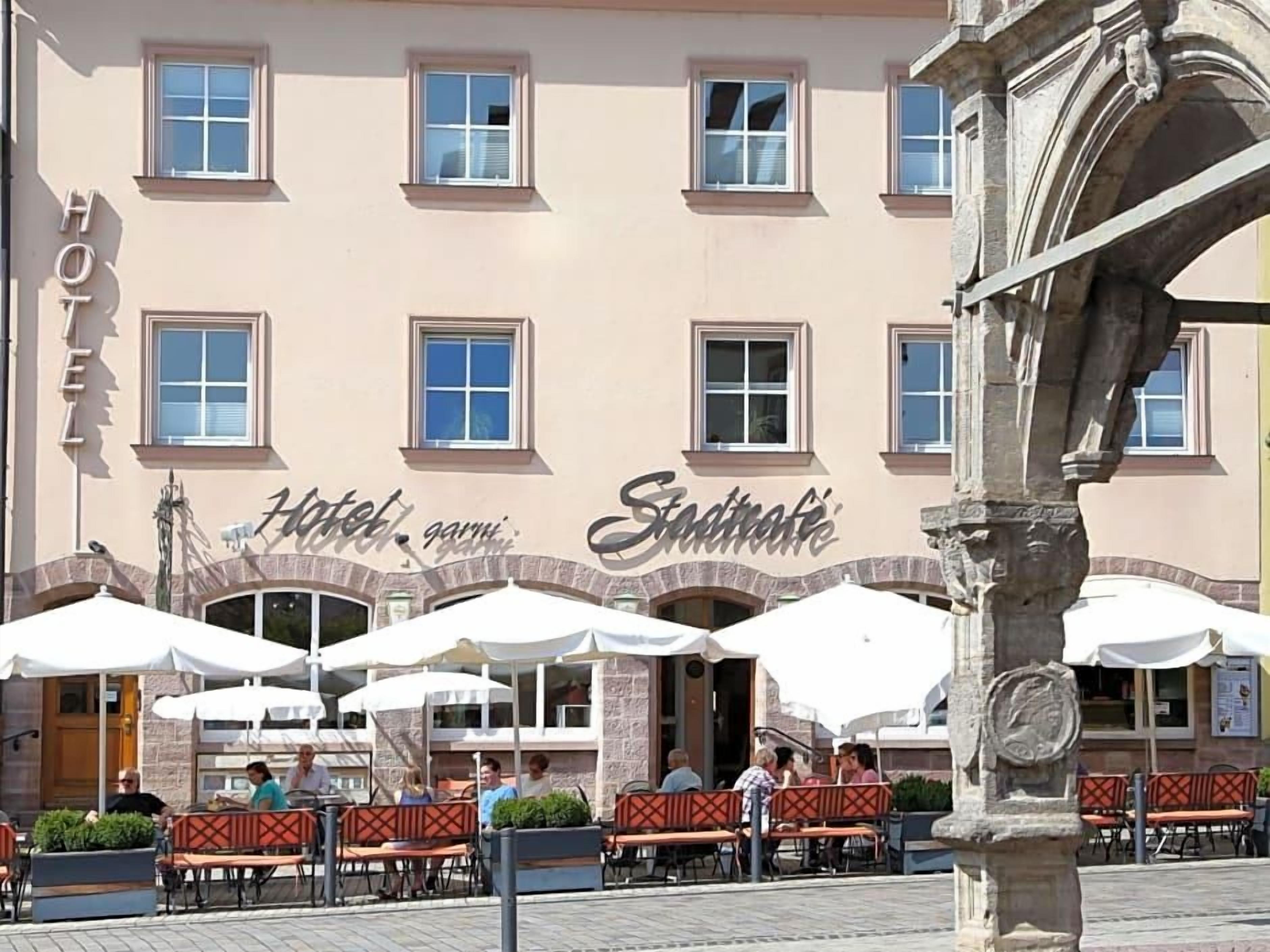 Ein Hotel mit Außenbereich und einer Stein-Fassade.