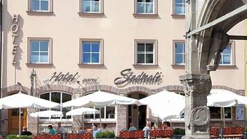 Ein Hotel mit Außenbereich und einer Stein-Fassade.