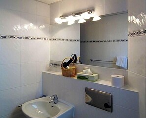 A bathroom with a sink, mirror, and towel rack. - Hotel Deisterblick (Bad Nenndorf)