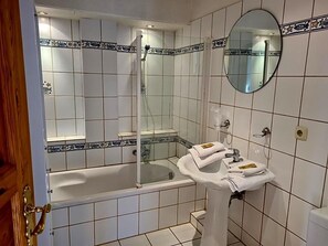 A bathroom with a bathtub, a sink, and a shower. - Seelust (Hohwacht)