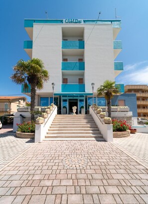 A hotel with a central entrance, multiple floors, and a staircase leading up to the entrance. - Dei (Fano)