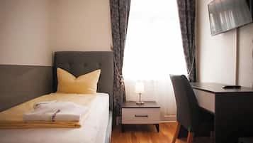 Een hotelkamer met een bed, een bureau en een stoel.