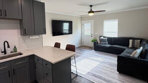 Living area - Cozy 1-bedroom apartment in adorable Fayetteville Near Jack Daniel's! (Fayetteville)