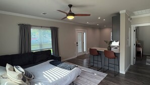 Room - Cozy 1-bedroom apartment in adorable Fayetteville Near Jack Daniel's! (Fayetteville)