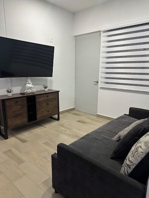 A bedroom with a bed, a dresser, a television, and a closet. - Beautiful apartment 5 minutes from GNP Stadium and Palacio Dep. (Ciudad de México)