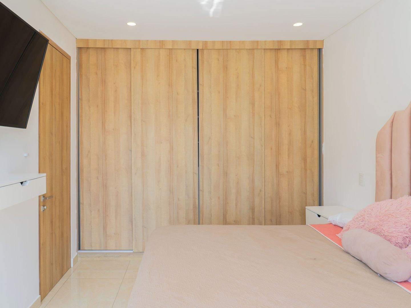 Ein Schlafzimmer mit einem Bett, einem Kleiderschrank und einem Fernseher.