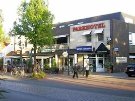 A building with a sign that reads 'PARKHOTEL' and another sign that says 'KIND HORGERAT'.