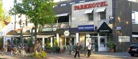 A building with a sign that reads 'PARKHOTEL' and another sign that says 'KIND HORGERAT'.
