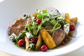 Ein Teller mit Fleisch, Kartoffeln und Gemüse.