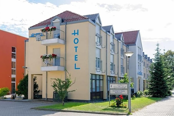 A hotel building with a sign indicating a sauna and restaurant. - Quellenhof (Salzgitter)