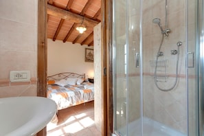 A bathroom with a shower, a bed, and a sink. - Vignola Apartments (Pontassieve)