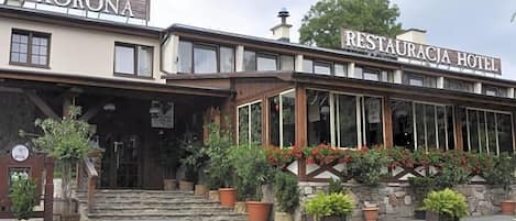 A building with a sign reading 'Korona' and 'Restauracja Hotel'.