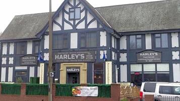 Un bâtiment traditionnel avec une enseigne indiquant « HARLEY’S », ce qui signifie qu’on y sert de la nourriture.