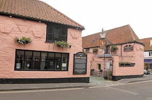 A pink building with a sign that reads 'The Old City Hall.' - The City Arms (Wells)