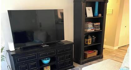 Cozy 2-bedroom condo in gorgeous Glendale with AC and fitness room