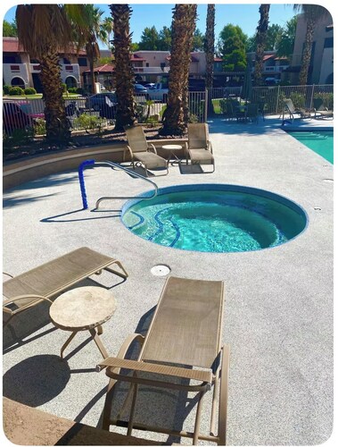 Cozy 2-bedroom condo in gorgeous Glendale with AC and fitness room