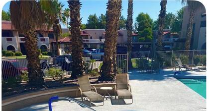 Cozy 2-bedroom condo in gorgeous Glendale with AC and fitness room