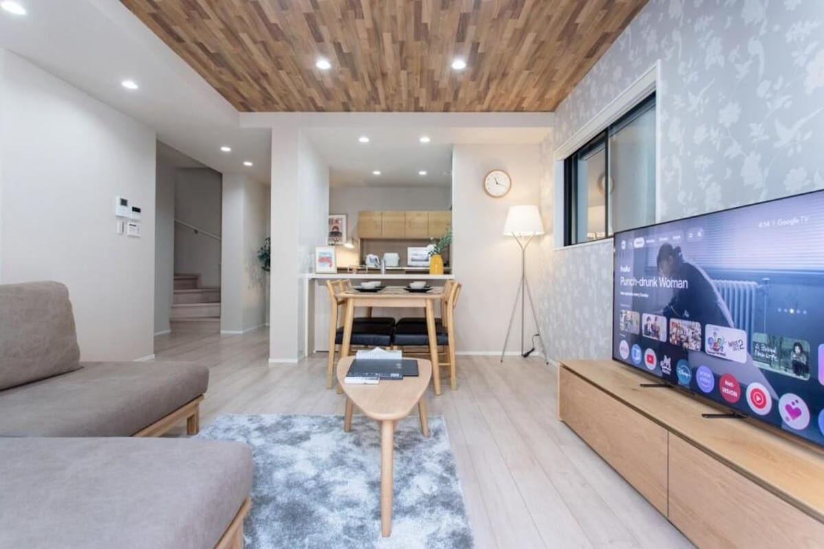 Casa, balcón, vista a la ciudad | Área de sala de estar