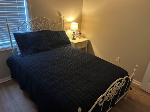 Cozy 2-bedroom apt.  in peaceful Paris community 12 minutes from Oxford. 
