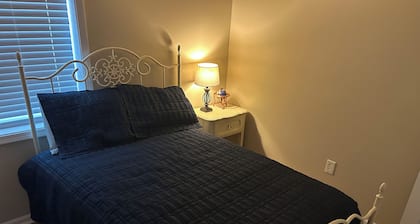 Cozy 2-bedroom apt. in peaceful Paris community 12 minutes from Oxford.