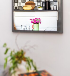 A kitchen with a coffee maker, a kettle, and a mug on the counter. - Piastów Loft Mezzanine Studio (Szczecin)