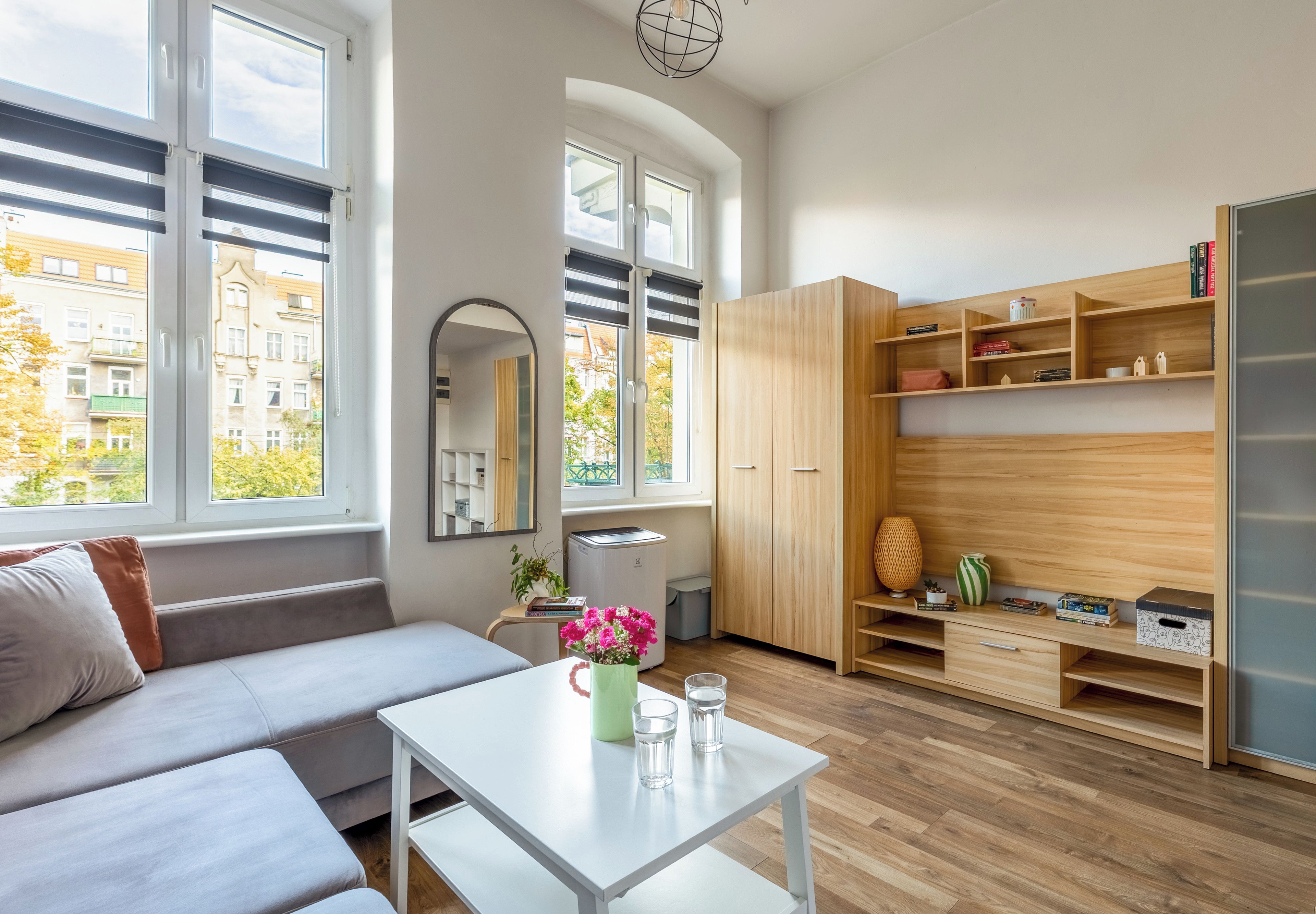 Un salon moderne avec un canapé, une table basse et une bibliothèque.