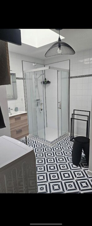 Bathroom - Vrbo Property (Montréverd)