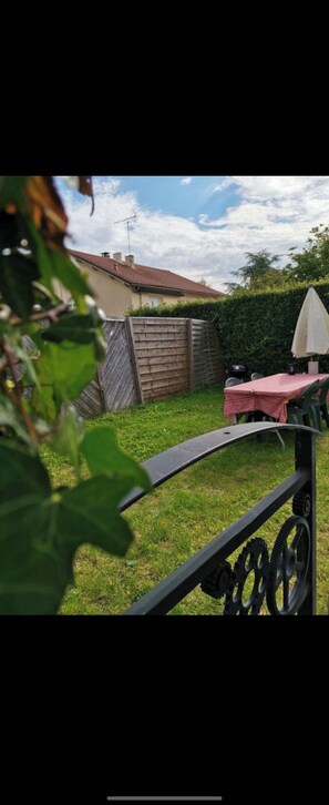 Outdoor dining - Vrbo Property (Montréverd)