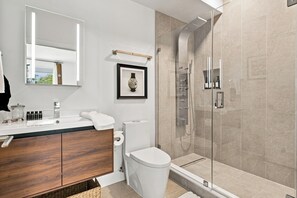Unclassified image, 5 of 21, button - Luxury 6-Bedrooms, 6 Baths, 2 Kitchens, 2 Living rooms, 2 pkng in Alexandria (Alexandria)