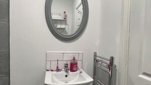 Bathroom - Apartment Sleeps 4 with Parking Pets Welcome (Lytham St Annes)