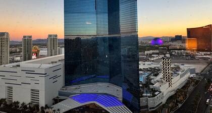 3-bedroom Luxury hotel suites AC, pool and market in Las Vegas. Travel friendly