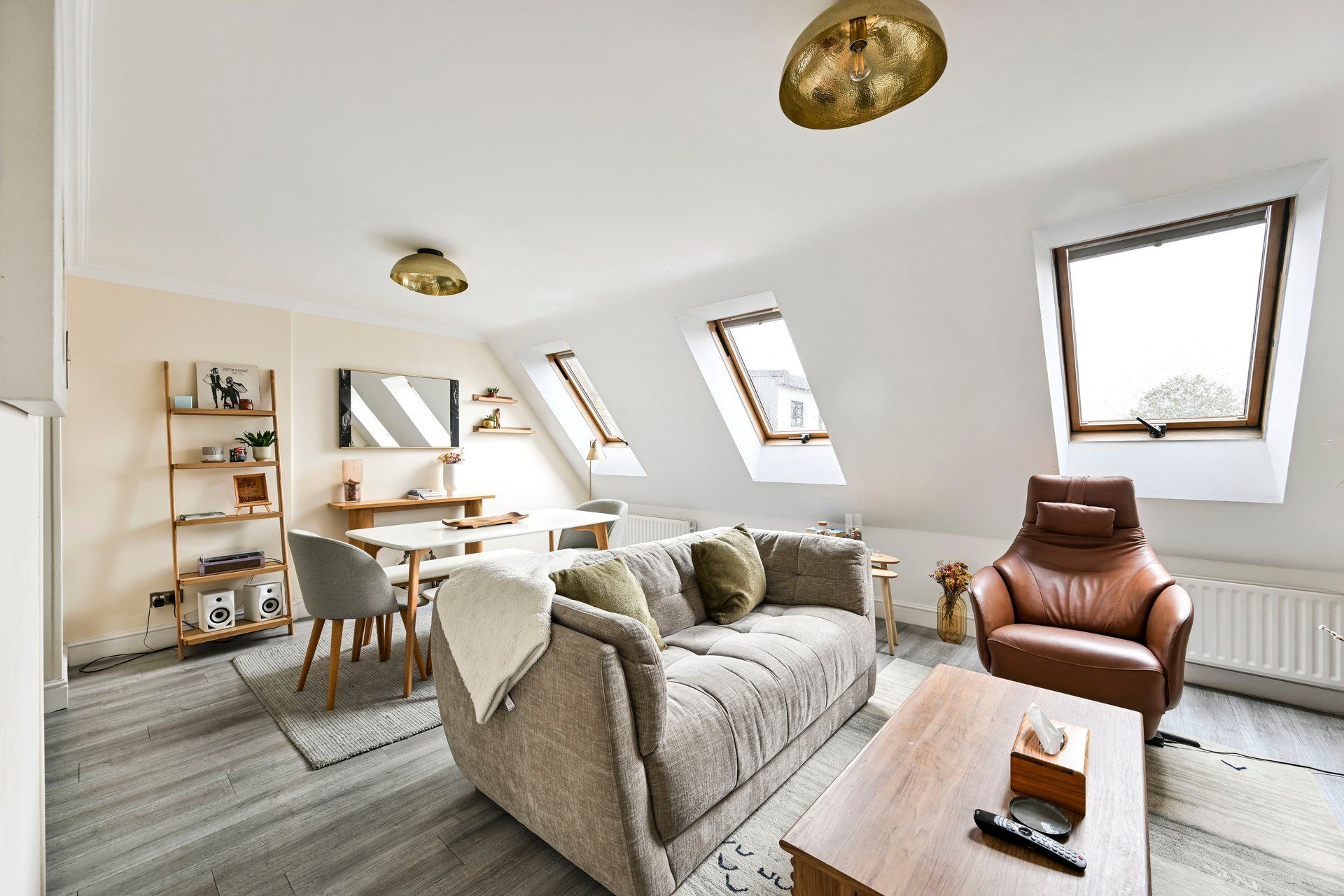 Un loft modern amb un sostre alt, sostres inclinats i ulls de búfala.